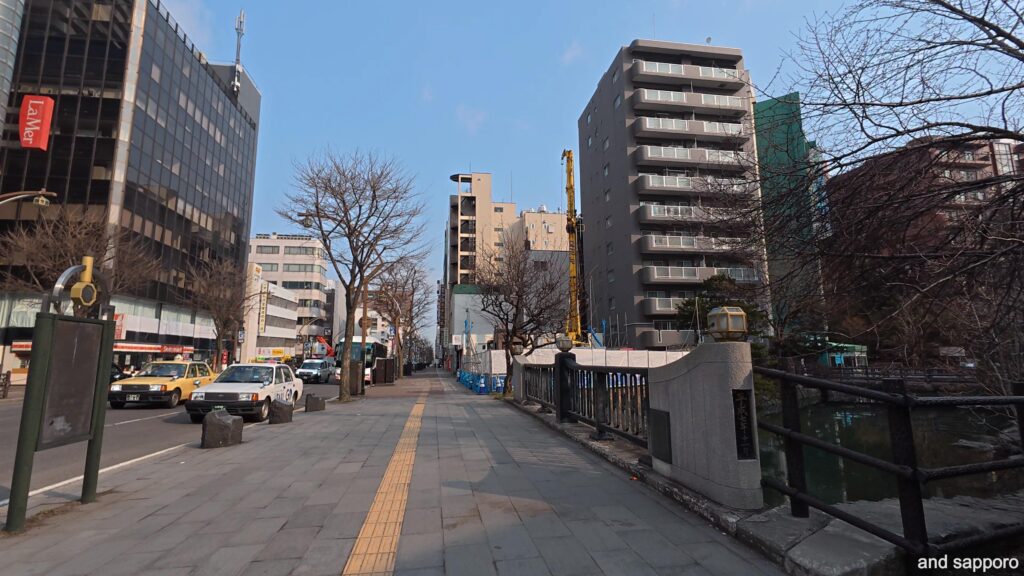 札幌・ススキノのビル群の間を流れる鴨々川