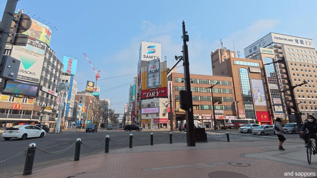 土曜の朝、人影まばらなすすきの交差点