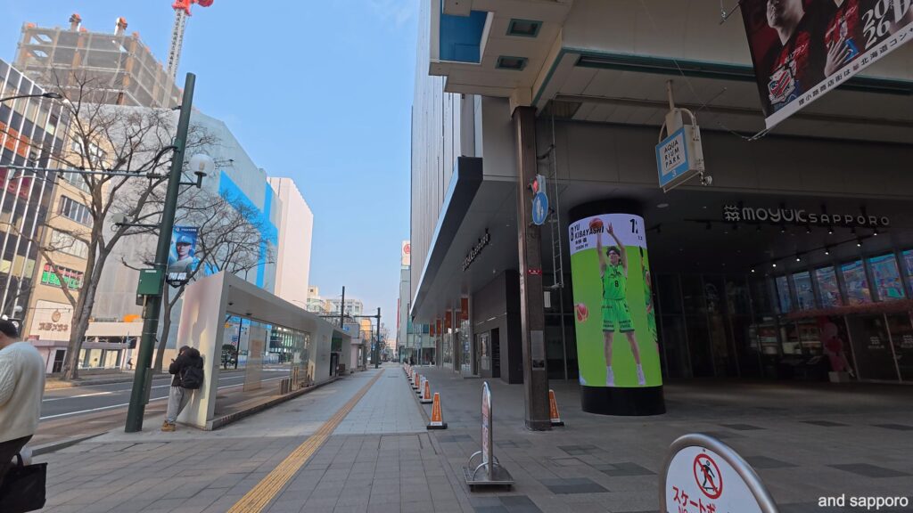 朝の光が差し込む狸小路3丁目の入り口。モユク札幌のビル影と、誰もいない開放的なアーケード