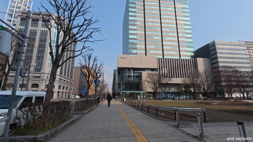 大通公園から北へ伸びる札幌駅前通。道沿いに近代的なオフィスビルが整然と立ち並び、朝の静けさの中に都市の機能美が感じられる風景。