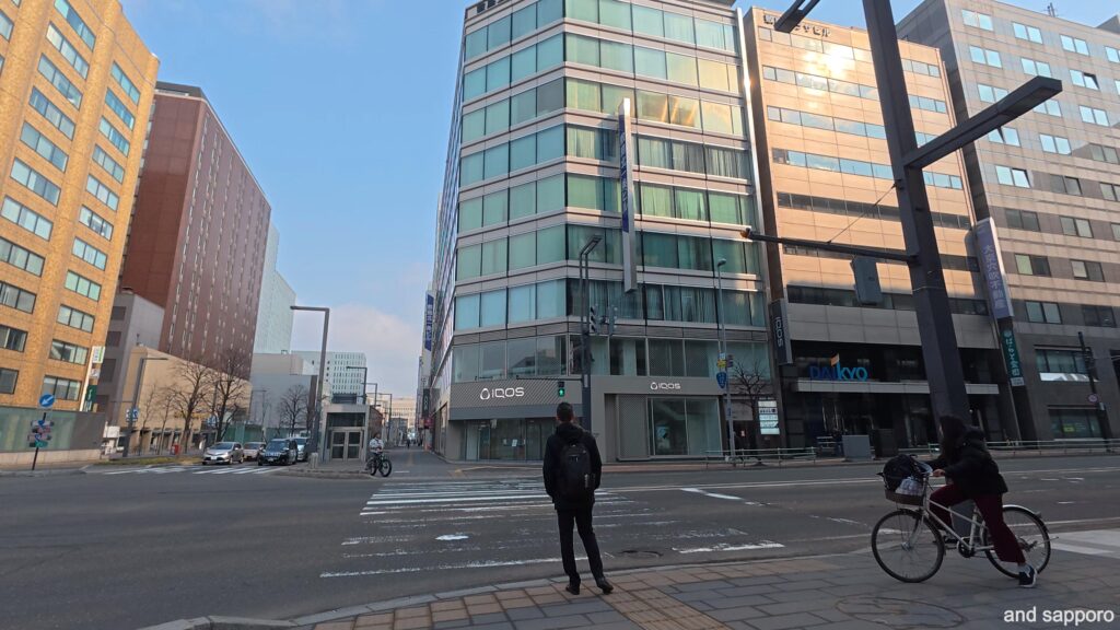 札幌駅方面へ続くオフィスビル群。整えられた街路樹と広い歩道が、ビジネス街らしい凛とした朝の表情を見せている。