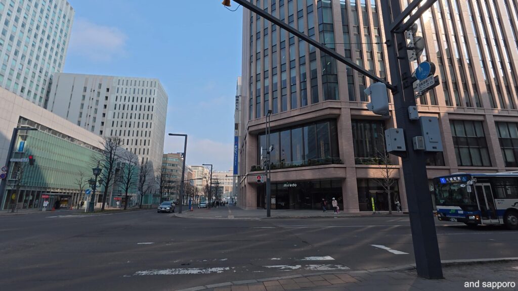 東西に伸びる北2条通りのオフィス街。整然と並ぶビル群と広い歩道が、朝の静寂の中で凛とした空気を漂わせている。