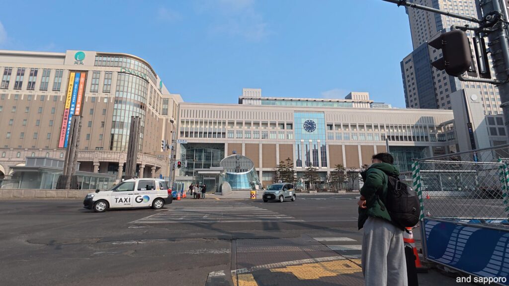 北5条通りから望むJRタワーと札幌駅南口のビル群。通勤客が動き出す前の、静かで威風堂々としたオフィス街。