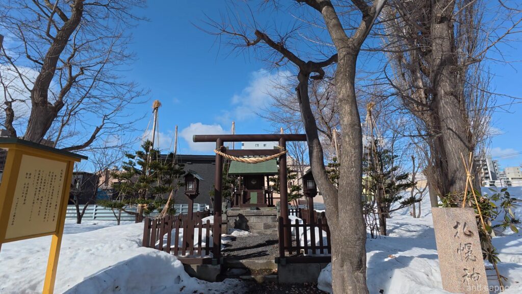 アリオ札幌の敷地内にある札幌神社の社殿。近代的な建物の隣に佇む静かな境内。