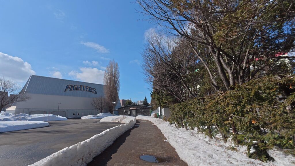 アリオ札幌に隣接する北海道日本ハムファイターズの屋内練習場外観