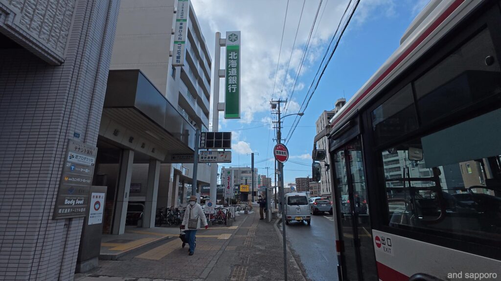 地下鉄東豊線・環状通東駅の出入り口付近の風景。