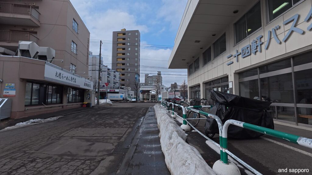 二十四軒バスターミナルから桑園へ向かう札幌の街並み