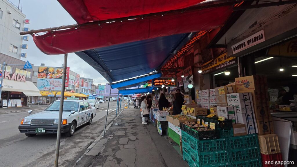 札幌市中央卸売市場 場外市場の賑わい。