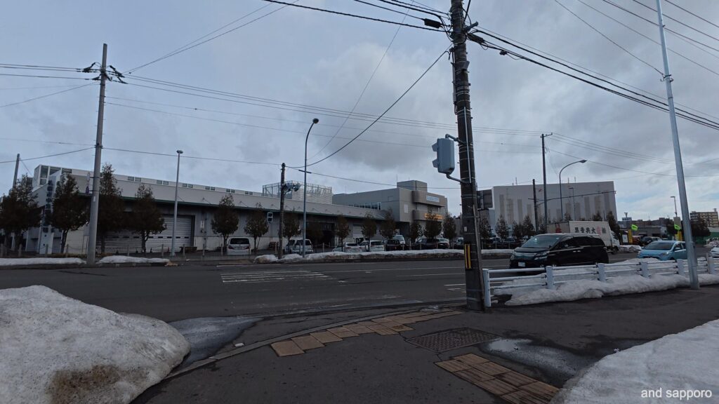 札幌の台所、中央卸売市場の活気を感じながら歩く。