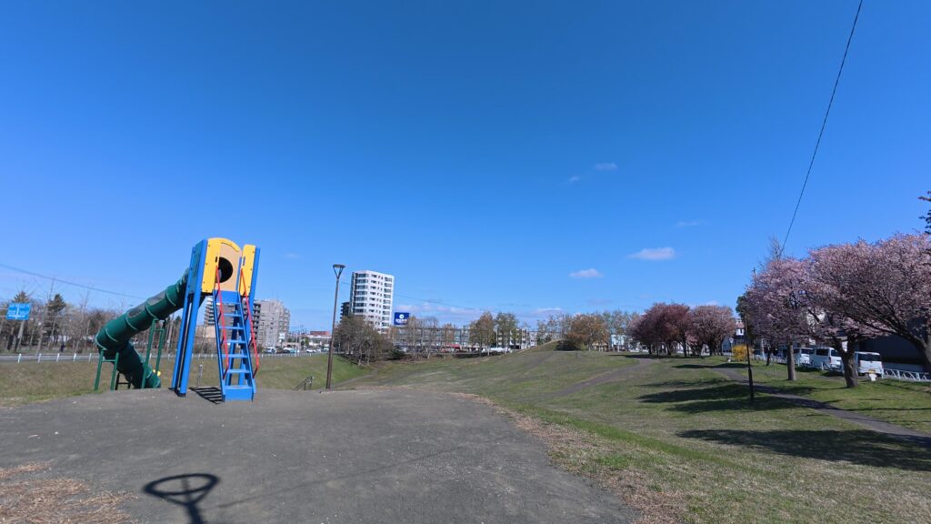 元は牛の放牧地だった起伏を活かして美しく整備された、春の陽気が心地よい札幌市厚別区の馬場公園。