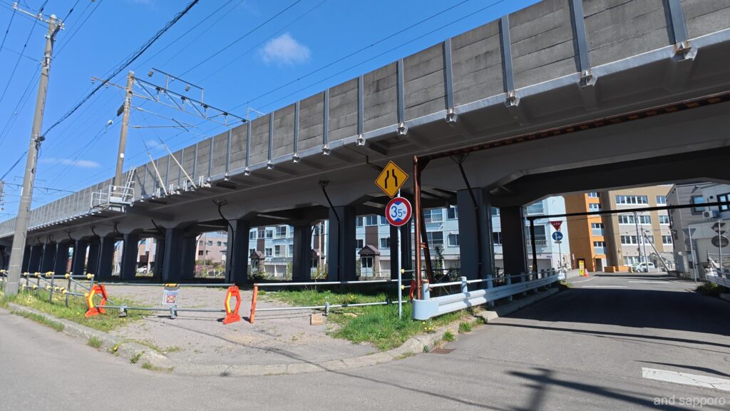 厚別停車場通からJR千歳線の高架下をくぐり信濃神社へ向かいます。