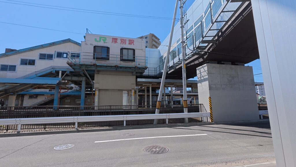 JR厚別駅の南口から自由通路を通って北口へ抜けた景色