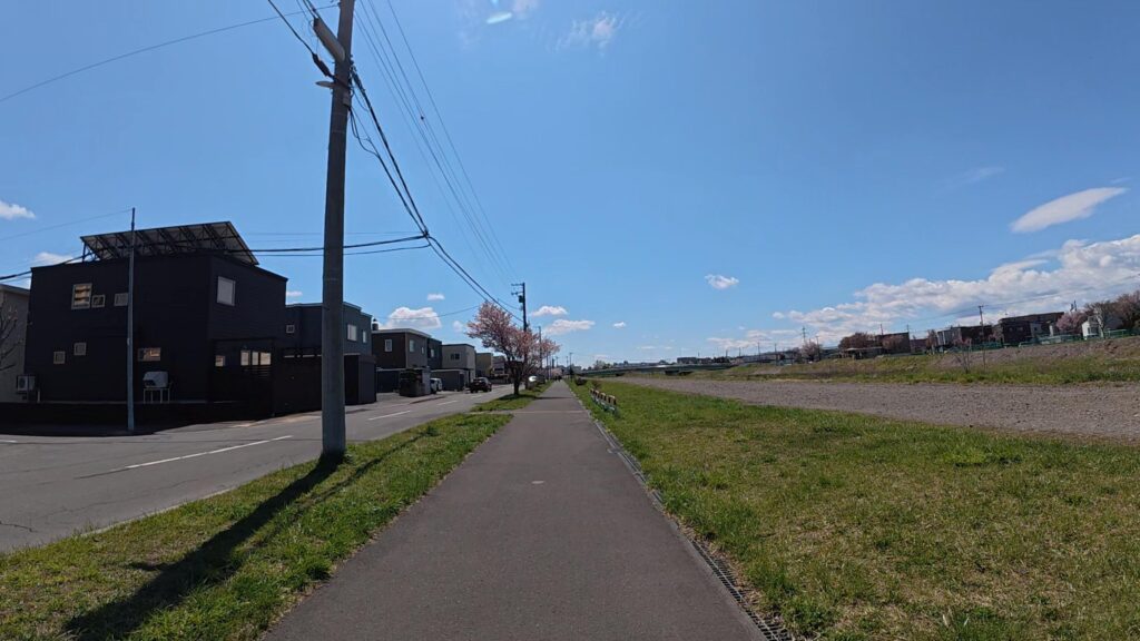 厚別西エリアのどこまでもまっすぐ続く開放的な直線道路