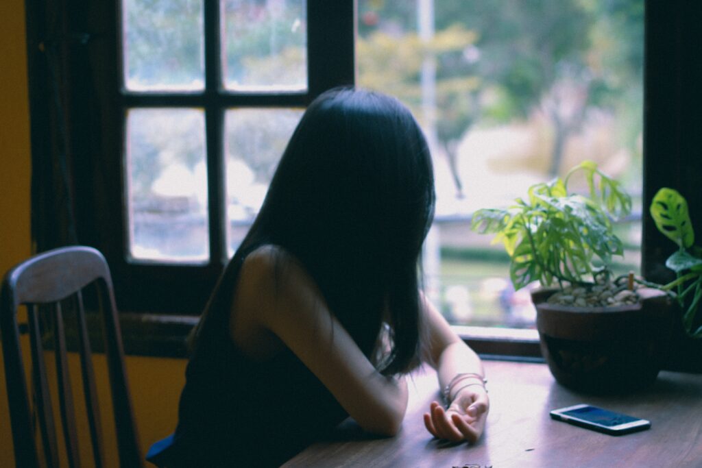 窓の外を見つめる女性