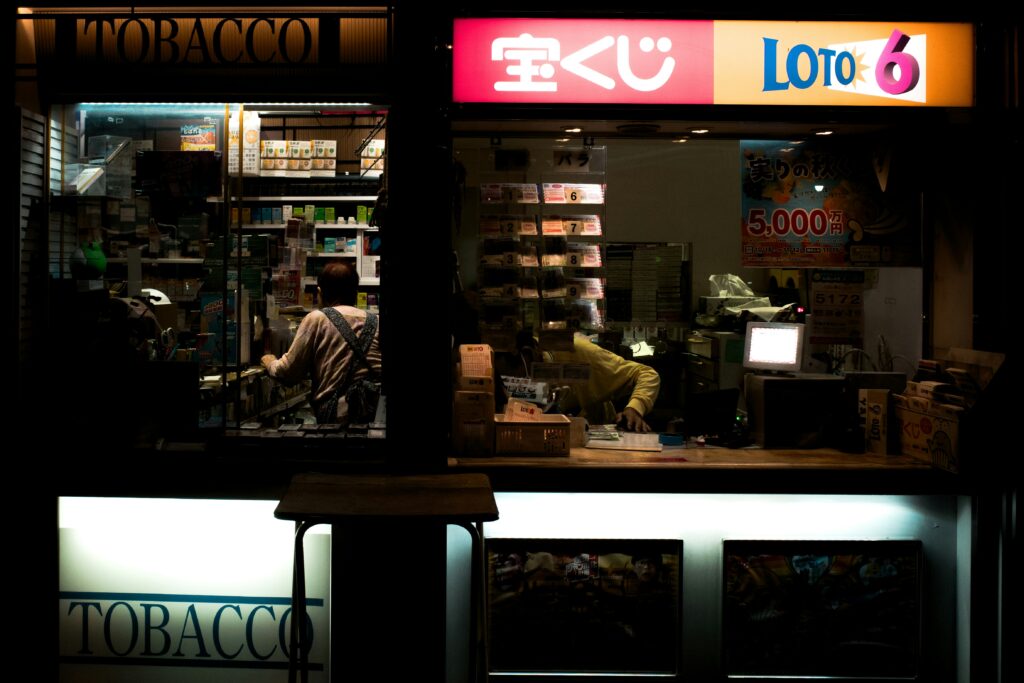 昔ながらの街のたばこ屋さんの店頭