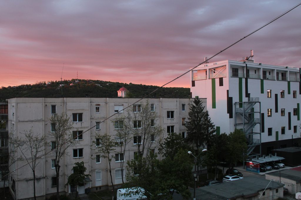 夕暮れ時の団地の風景