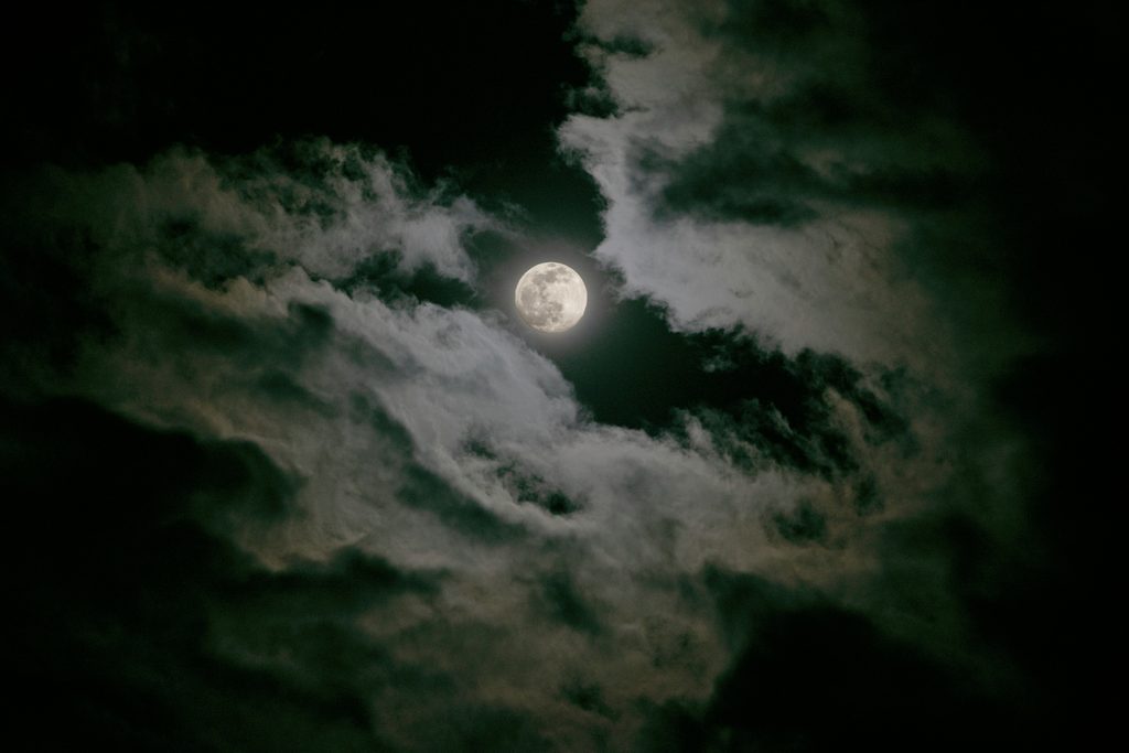 夜空に浮かぶ三日月と雲