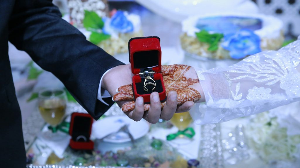婚活や結婚を連想させる、エンゲージリング(結婚指輪)と手元
