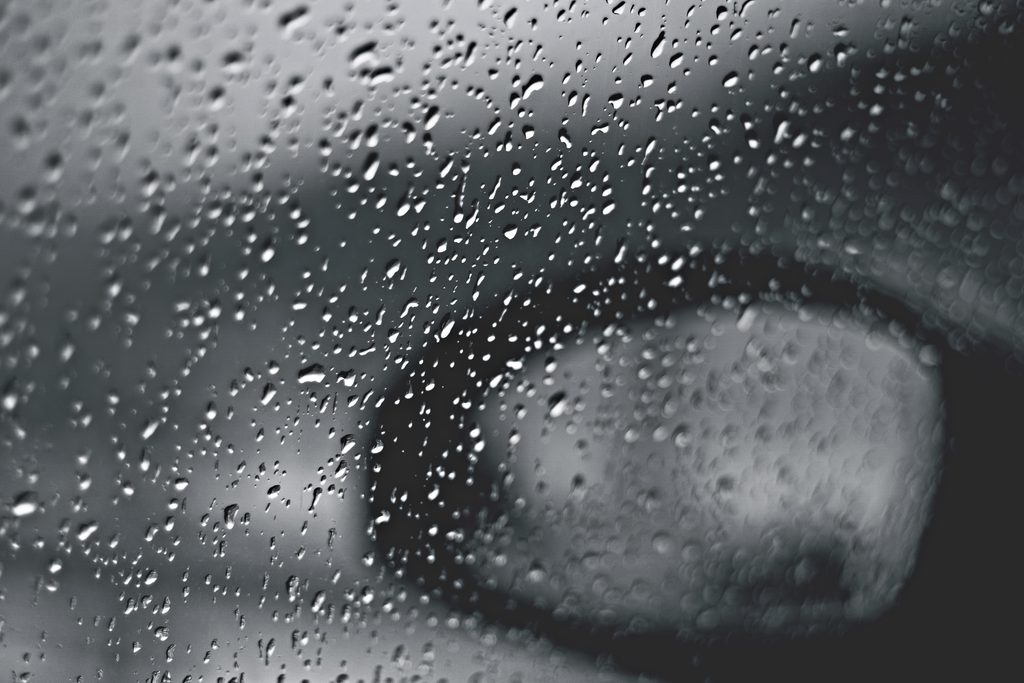 雨粒がついた車の窓ガラス