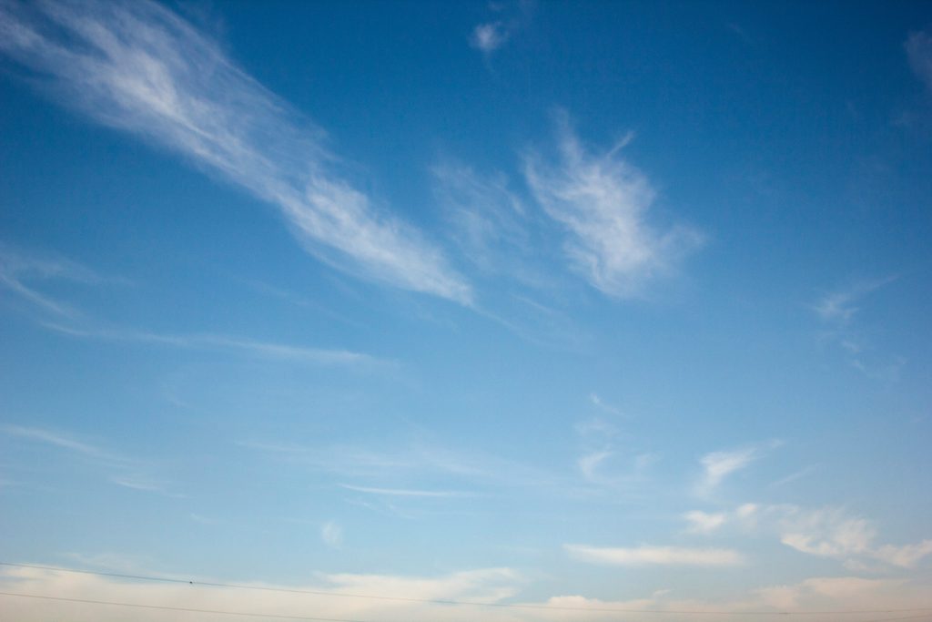 澄み渡る青空と白い雲