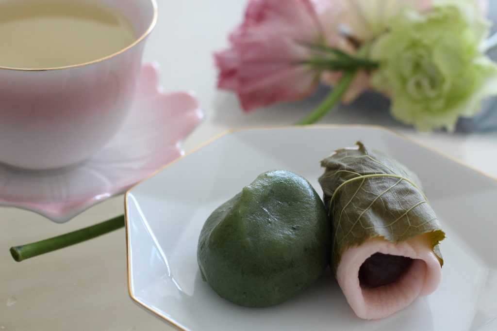 湯気の立つ温かいお茶と和菓子の画像
